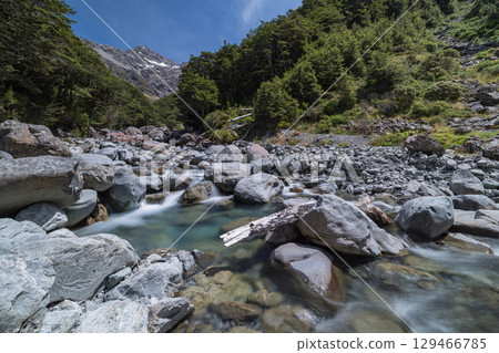 從紐西蘭亞瑟隘口國家公園的比利谷步道遠眺羅爾斯頓山 從紐西蘭亞瑟隘口國家公園的比利谷步道遠眺羅爾斯頓山 129466785