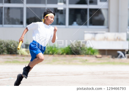 國中體育節參加接力賽的男學生們 129466793