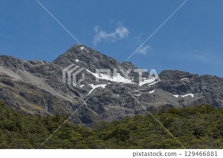 從紐西蘭亞瑟隘口國家公園的比利谷步道遠眺羅爾斯頓山 129466881