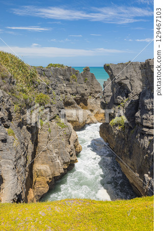 Pancake Rocks in Punakaiki on the West Coast of New Zealand Pancake Rocks in Punakaiki on the West Coast of New Zealand 129467103