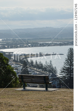 從紐西蘭霍克斯灣納皮爾的 Bluff Hill Lookout 欣賞城市景觀 從紐西蘭霍克斯灣納皮爾的 Bluff Hill Lookout 欣賞城市景觀 129467246
