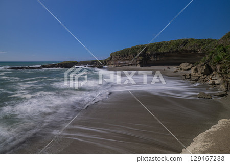 Truman Track beach near Punakaiki, West Coast, New Zealand 129467288