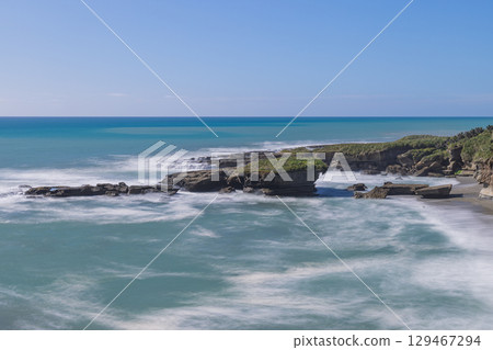紐西蘭西海岸普納凱基附近的杜魯門步道的景色 紐西蘭西海岸普納凱基附近的杜魯門步道的景色 129467294