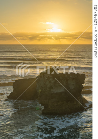 Sunset from Pancake Rocks in Punakaiki, New Zealand Sunset from Pancake Rocks in Punakaiki, New Zealand 129467303