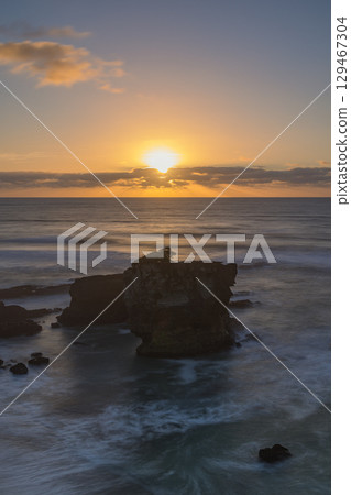 Sunset from Pancake Rocks in Punakaiki, New Zealand Sunset from Pancake Rocks in Punakaiki, New Zealand 129467304