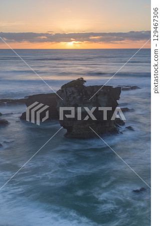 Sunset from Pancake Rocks in Punakaiki, New Zealand 129467306
