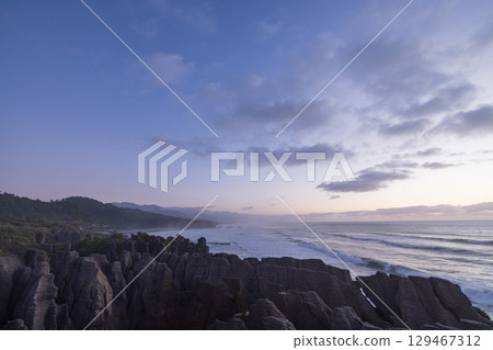 Evening view and sunset sky of Pancake Rocks in Punakaiki, New Zealand Evening view and sunset sky of Pancake Rocks in Punakaiki, New Zealand 129467312