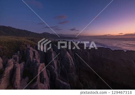 紐西蘭普納凱基煎餅岩的夜景和日落天空 129467318