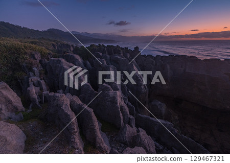 Evening view and sunset sky of Pancake Rocks in Punakaiki, New Zealand Evening view and sunset sky of Pancake Rocks in Punakaiki, New Zealand 129467321