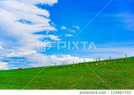 Refreshing blue sky and Edogawa river bank Refreshing blue sky and Edogawa river bank 129467350