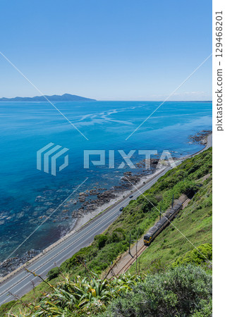 從紐西蘭的帕卡卡里基懸崖步道上看到的卡皮蒂島和火車 從紐西蘭的帕卡卡里基懸崖步道上看到的卡皮蒂島和火車 129468201