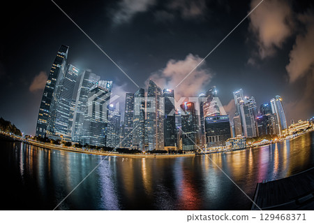 新加坡摩天大樓藍色夜景 新加坡摩天大樓藍色夜景 129468371