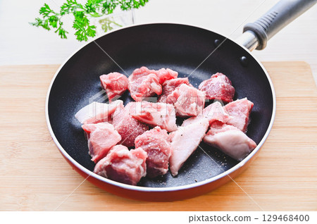 Pork shoulder loin in a frying pan 129468400