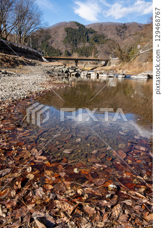 群馬縣河畔清澈的水坑和落葉的冬日風景 129468767