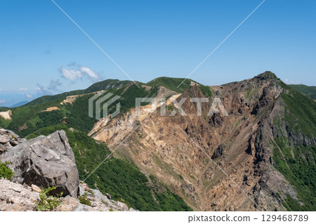 夏季那須山脈的雄偉 129468789