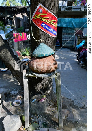 Myanmar, Mandalay, drinking fountain, water jar 129469029