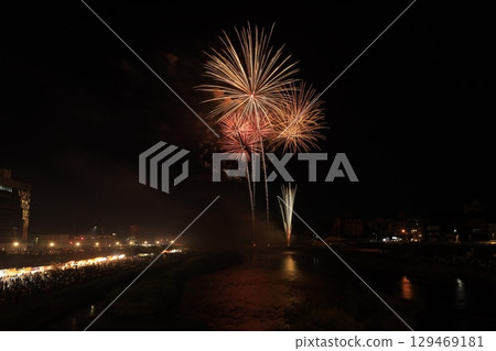Tsuyama Gongo Festival: Fireworks in the summer night sky 129469181