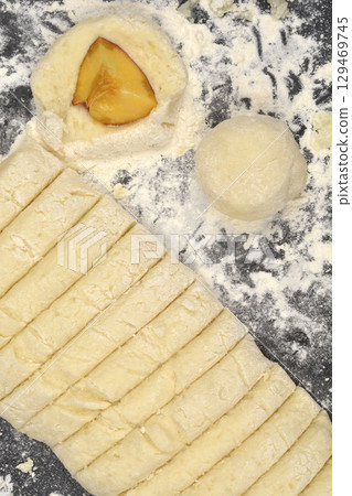 Preparation process of potato dough and peach dumplings 129469745