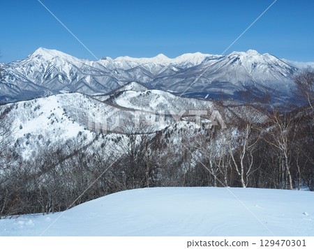 冬季從飯綱山眺望的高妻山、黑姬山、妙高山、火內山和燒岳 冬季從飯綱山眺望的高妻山、黑姬山、妙高山、火內山和燒岳 129470301