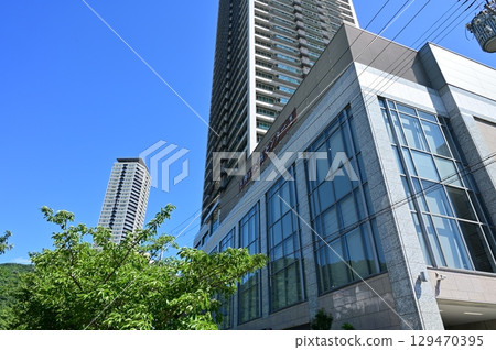 Kobe Arts Center (Hyogo Prefecture) and fresh green cherry blossoms Kobe Arts Center (Hyogo Prefecture) and fresh green cherry blossoms 129470395