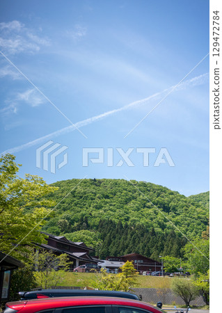 被新綠色和藍天包圍的溫泉旅館 129472784