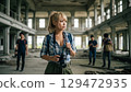 年輕女子在廢墟中拍照 129472935