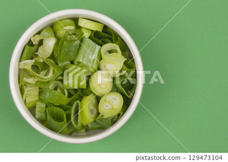 Chopped green spring onions 129473104