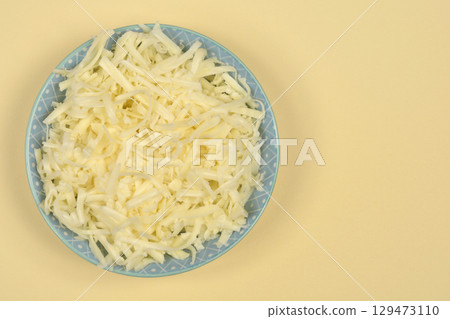 Shredded cheese 129473110