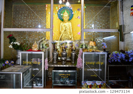 緬甸敏貢敏貢塔的佛像和未完工的佛塔 緬甸敏貢敏貢塔的佛像和未完工的佛塔 129473134
