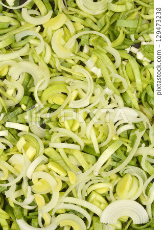 Sliced green and white leeks Sliced green and white leeks 129473238