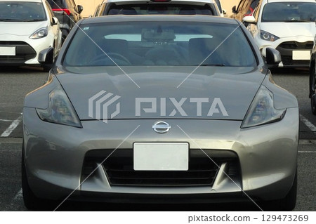 Passenger cars lined up in the parking lot (Nissan Fairlady Z 6th generation) 129473269