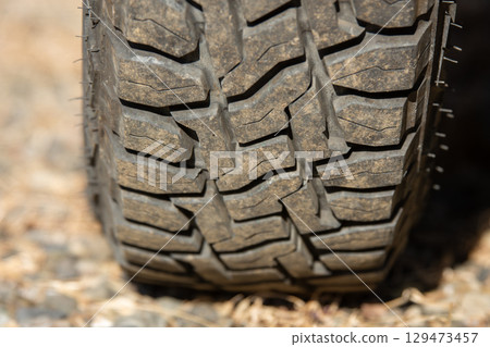 戶外四輪傳動車越野輪胎接觸面特寫 129473457