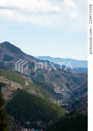 冬日的關東山區。群山環抱，村莊田園風光靜靜地依偎在群山之中。 129473468