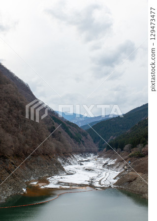 Winter scenery at Lake Chichibu in Saitama. The Futase Dam reservoir and snow-capped mountains. 129473477