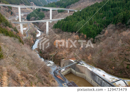 A spectacular view from Takizawa Dam in Chichibu, Saitama. A winter valley and the Raiden Nijuroki Bridge. 129473479