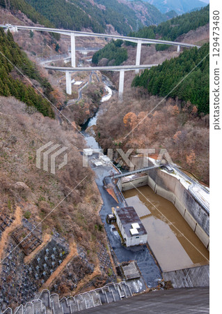 從埼玉縣秩父市瀧澤水壩眺望的壯麗景色。冬季的山谷和雷電二十郎木橋。 從埼玉縣秩父市瀧澤水壩眺望的壯麗景色。冬季的山谷和雷電二十郎木橋。 129473480