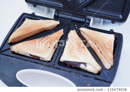 Freshly Toasted Chocolate Sandwich in a Sandwich Maker Freshly Toasted Chocolate Sandwich in a Sandwich Maker 129474036