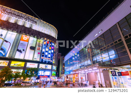 8月份日本東京的街景 秋葉原即使在晚上也擠滿了年輕人和遊客 = 3日晚上8點07分 129475201