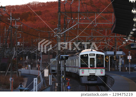 冬日荒蕪的山脈和西武秩父線4000系列列車 129475219