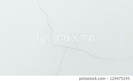 white concrete wall has cracks due to poor quality construction. white concrete wall has cracks due to poor quality construction. 129475245