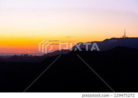 從美國格里菲斯天文台欣賞洛杉磯市中心和好萊塢的城市景觀、日落和夜景 129475272