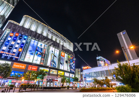 8月日本東京街景秋葉原即使在晚上也擠滿了年輕人和遊客=3日晚上8點以後 129476006