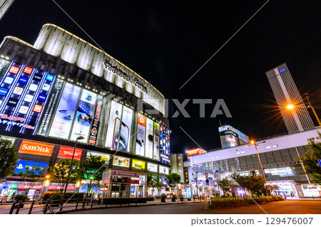 8月日本東京街景秋葉原即使在晚上也擠滿了年輕人和遊客=3日晚上8點以後 8月日本東京街景秋葉原即使在晚上也擠滿了年輕人和遊客=3日晚上8點以後 129476007