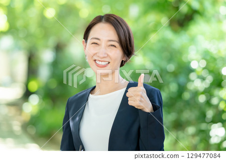做讚許的女商人 做讚許的女商人 129477084