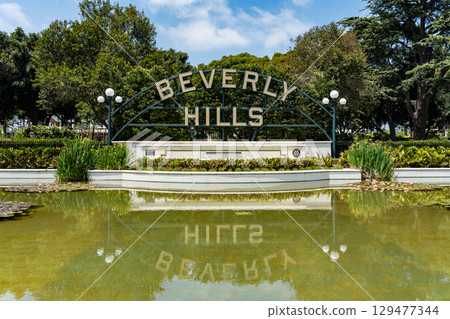 USA, blue sky and the Beverly Hills streetscape in Los Angeles, Beverly Hills sign 129477344