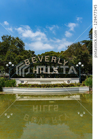 USA, blue sky and the Beverly Hills streetscape in Los Angeles, Beverly Hills sign 129477345
