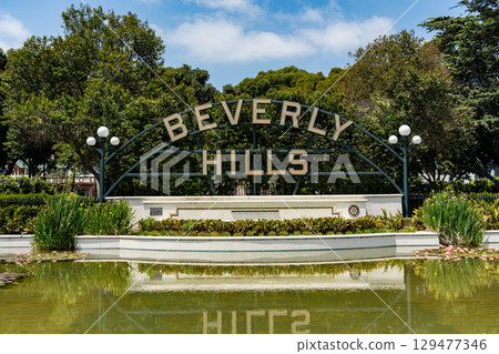 USA, blue sky and the Beverly Hills streetscape in Los Angeles, Beverly Hills sign USA, blue sky and the Beverly Hills streetscape in Los Angeles, Beverly Hills sign 129477346