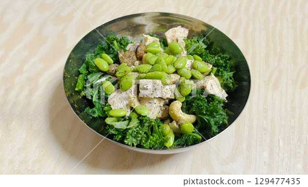 Protein salad with beans, kale and chicken breast 129477435