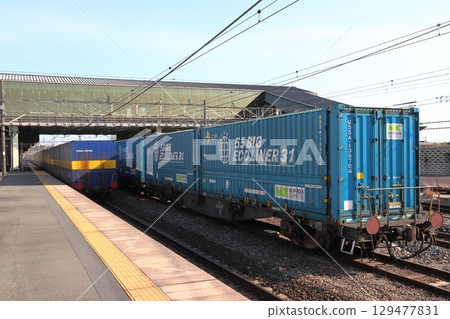 A Toyota Longpass Express freight train undergoing time adjustment and a passing Seino Transportation Kangaroo Liner SS60 129477831