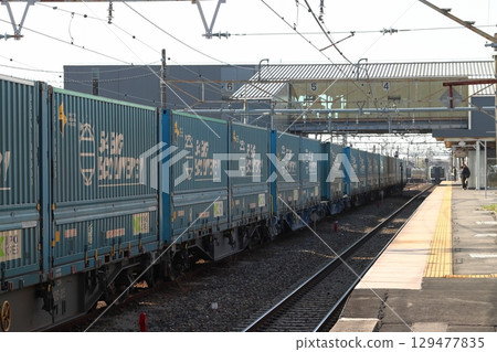 A Toyota Longpath Express freight train adjusts its time at an intermediate station on the Tohoku Main Line. 129477835
